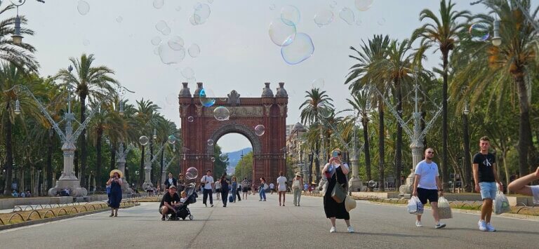 Arc de Triomf i Passeig de Lluís Companys w Barcelonie