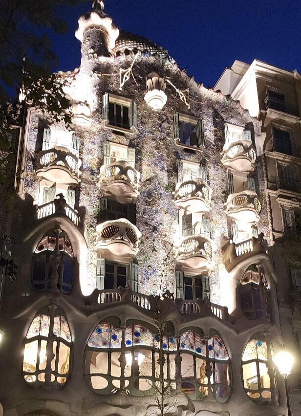 Oświetlona fasada Casa Batlló nocą w Barcelonie