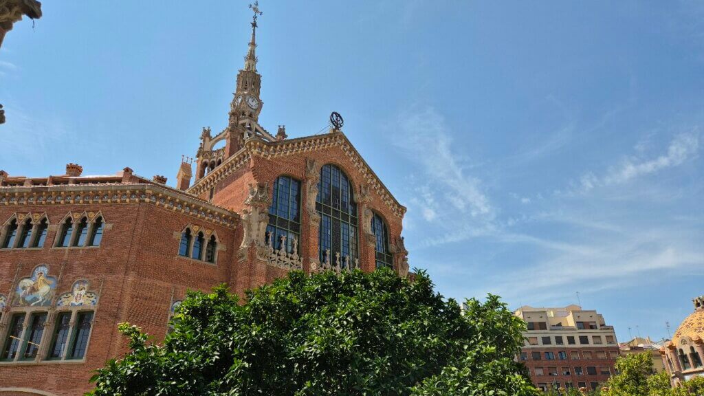 Modernistyczny pawilon dawnego szpitala Sant Pau w Barcelonie
