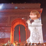 Wizerunek Céline Dion wyświetlany na Łuku Triumfalnym w Paryżu podczas wydarzeń Paris 2024