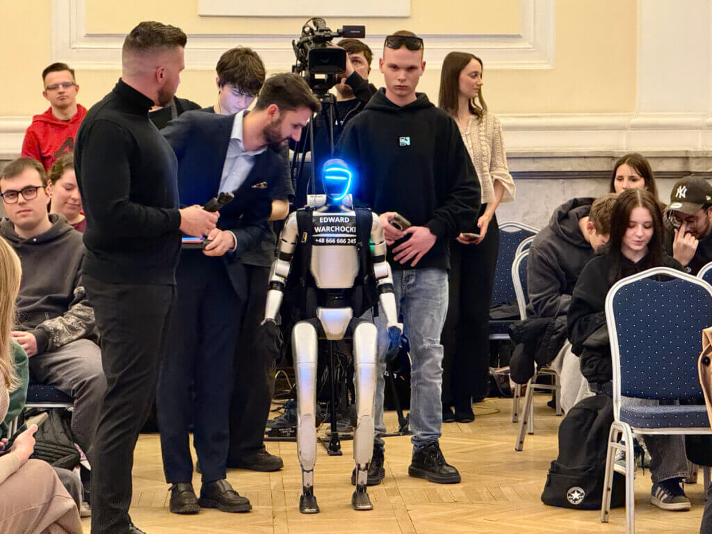 Humanoidalny robot Edward Warchocki oparty na platformie Unitree G1