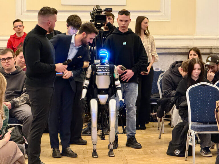 Humanoidalny robot Edward Warchocki oparty na platformie Unitree G1