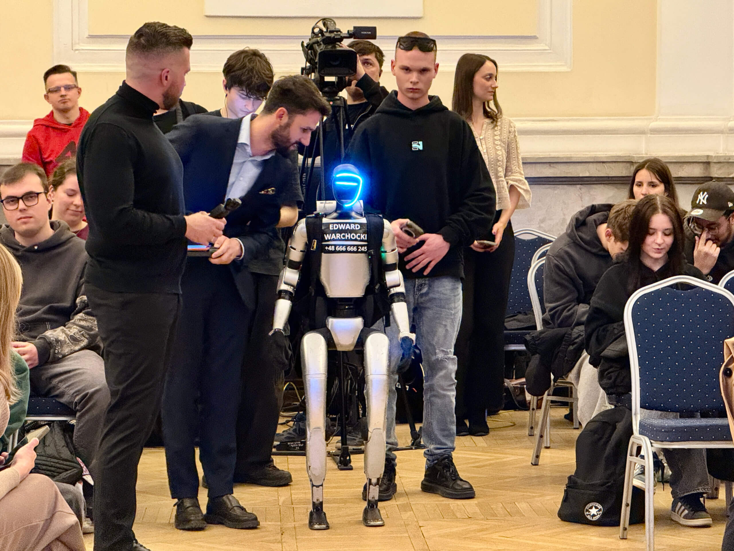Edward Warchocki bawi internet. Ale chińskie roboty widzą i słyszą więcej, niż nam się wydaje