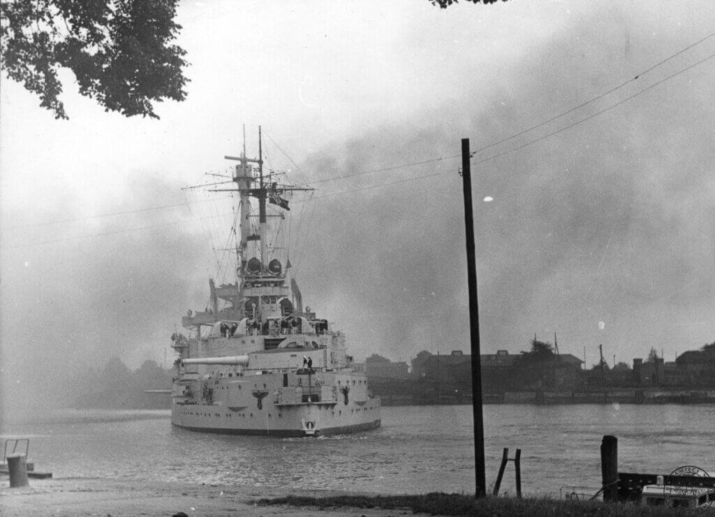 Pancernik Schleswig-Holstein podczas ostrzału Westerplatte 1 września 1939 roku