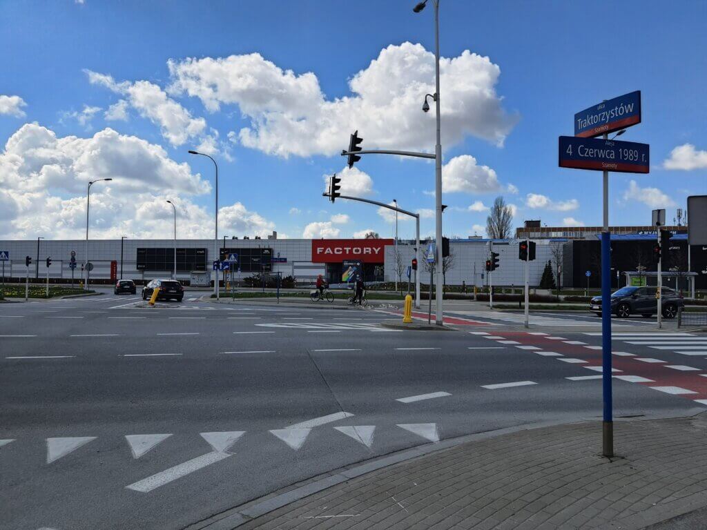 Skrzyżowanie ul. Traktorzystów i al. 4 Czerwca 1989 r. w Ursusie