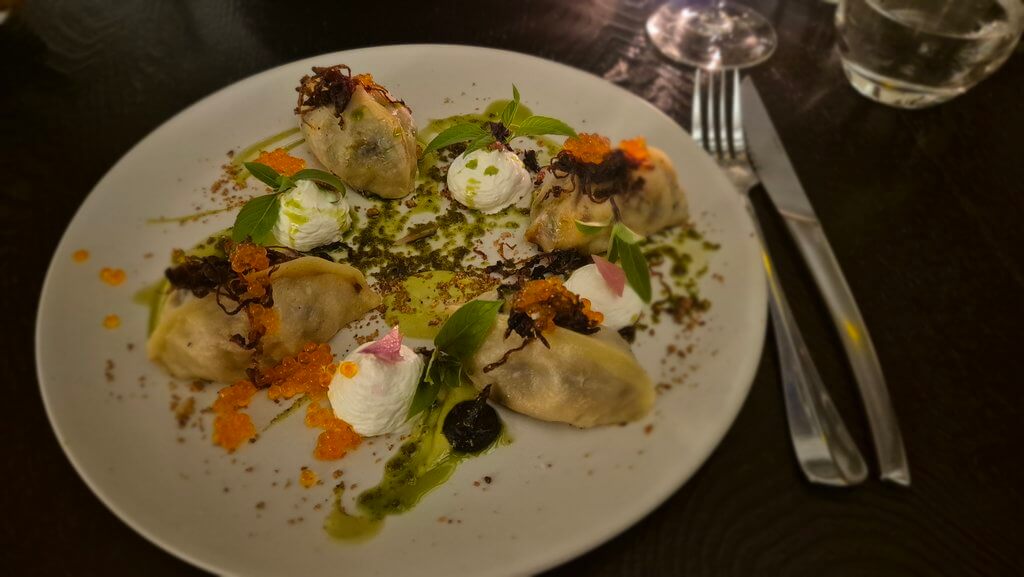 Pierogi z serem, ziołami i ikrą pstrąga w restauracji Matka w Paryżu