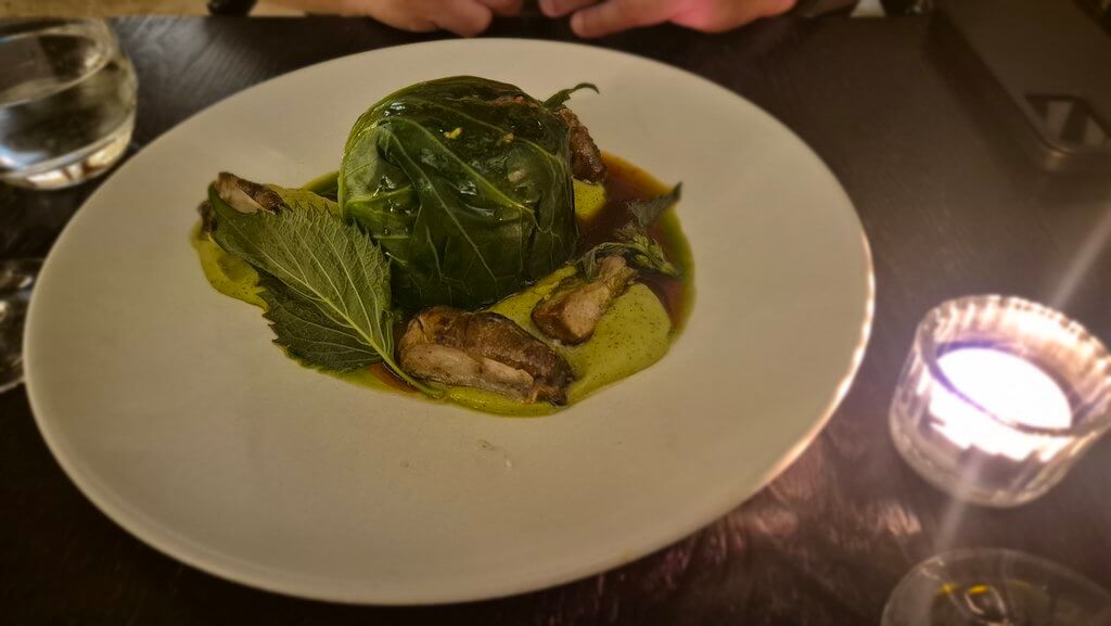 Gołąbek podany z sosem i warzywnymi dodatkami w restauracji Matka w Paryżu