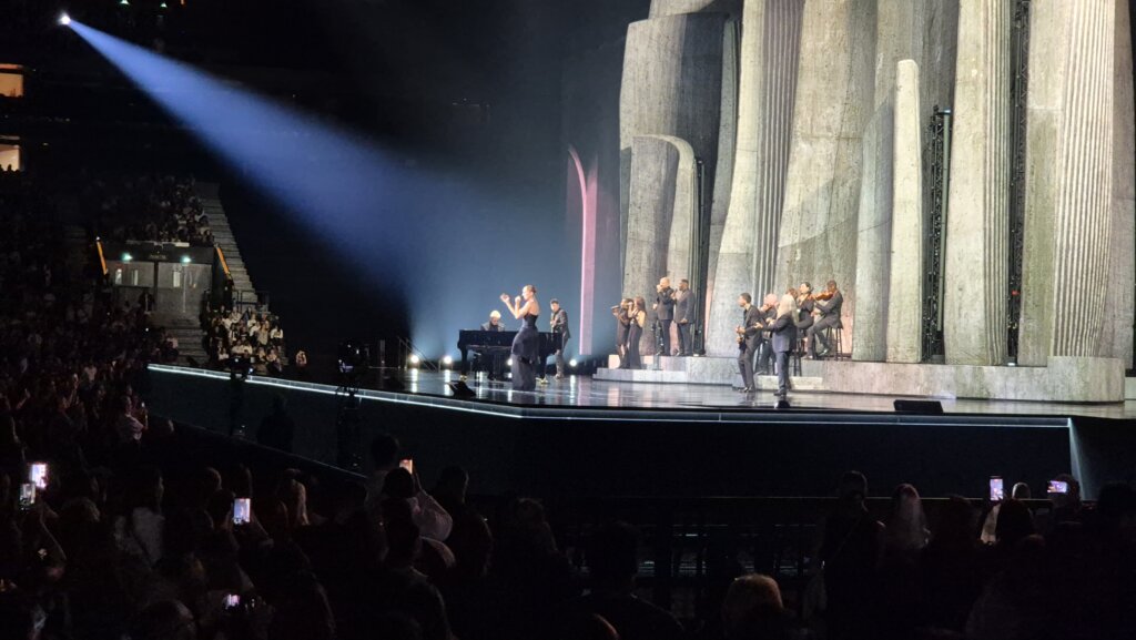 Céline Dion podczas koncertu w Plenitude Arena w Paryżu we wrześniu 2026 roku