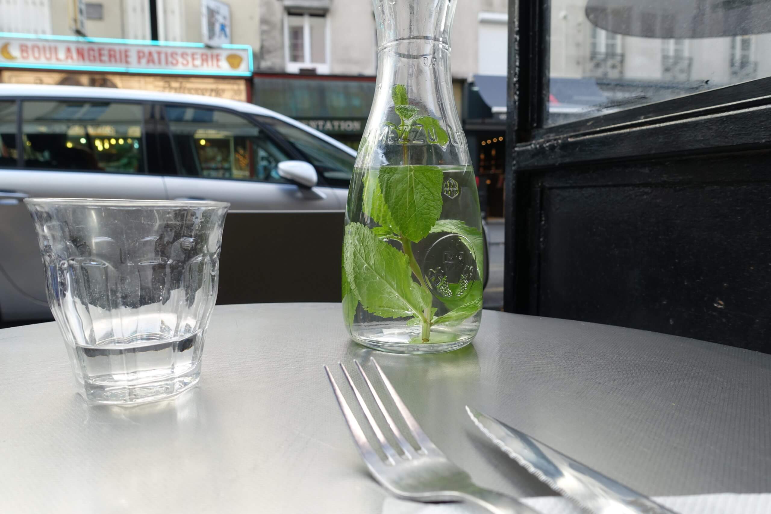 Karafka i szklanka wody na stoliku w restauracji w Paryżu