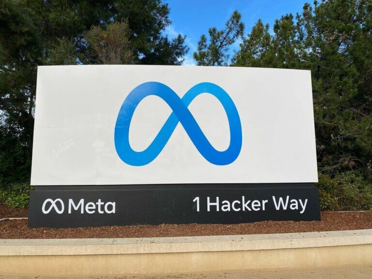 Logo Meta przy siedzibie firmy w Menlo Park – Meta One i nowe subskrypcje
