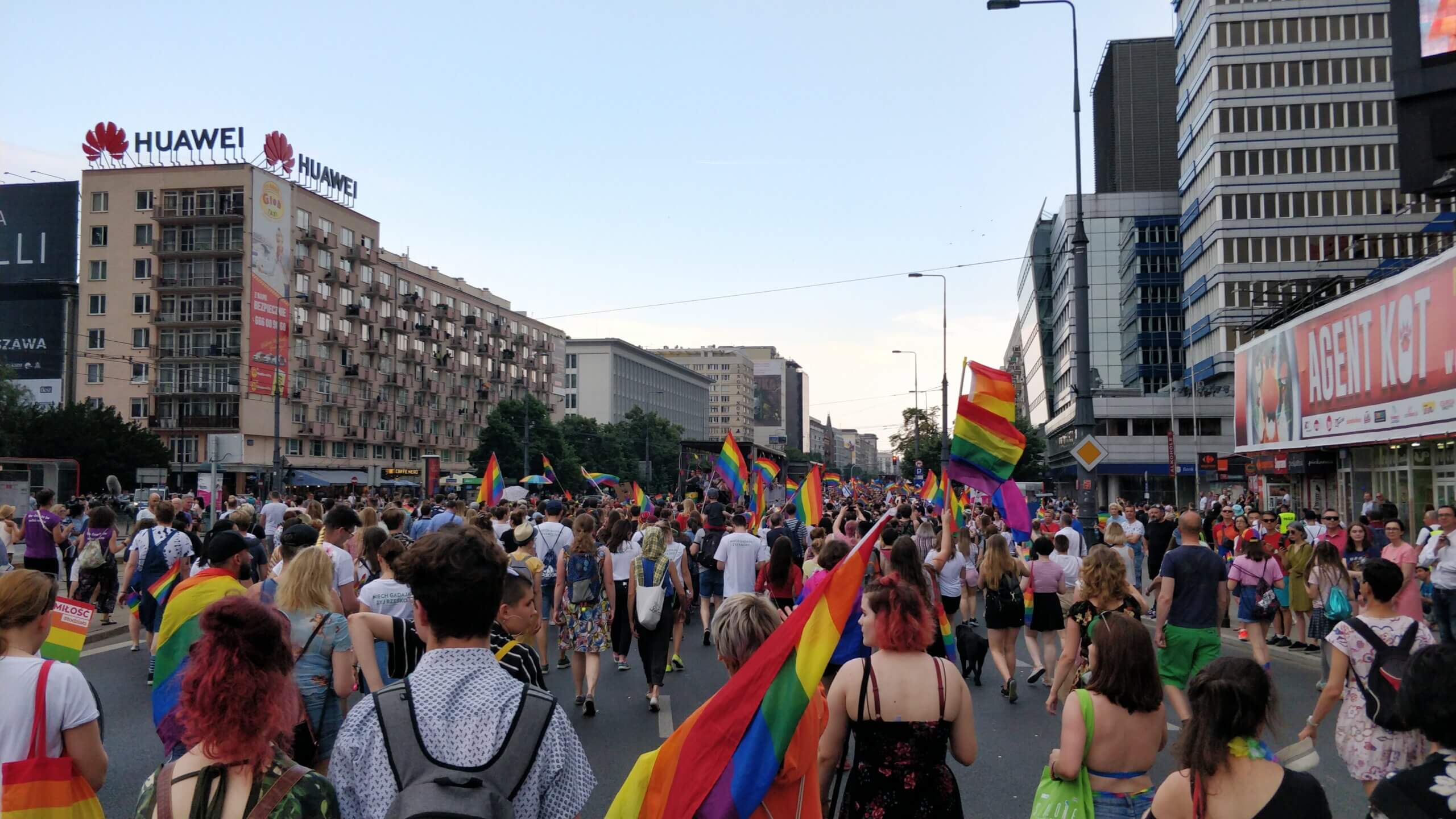 Parada Równości w Warszawie – uczestnicy z tęczowymi flagami