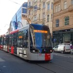 Nowoczesny tramwaj Škoda 52T na ulicach Pragi