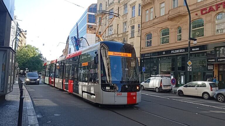 Nowoczesny tramwaj Škoda 52T na ulicach Pragi