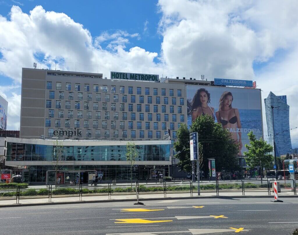 Duży billboard reklamowy na budynku w centrum Warszawy