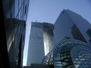 Obie wieże World Trade Center płonące po atakach terrorystycznych 11 września 2001 roku
