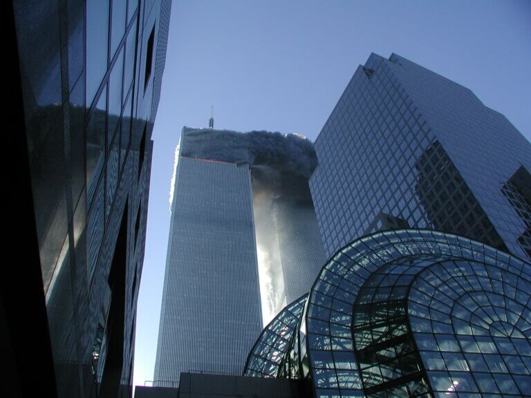 Obie wieże World Trade Center płonące po atakach terrorystycznych 11 września 2001 roku
