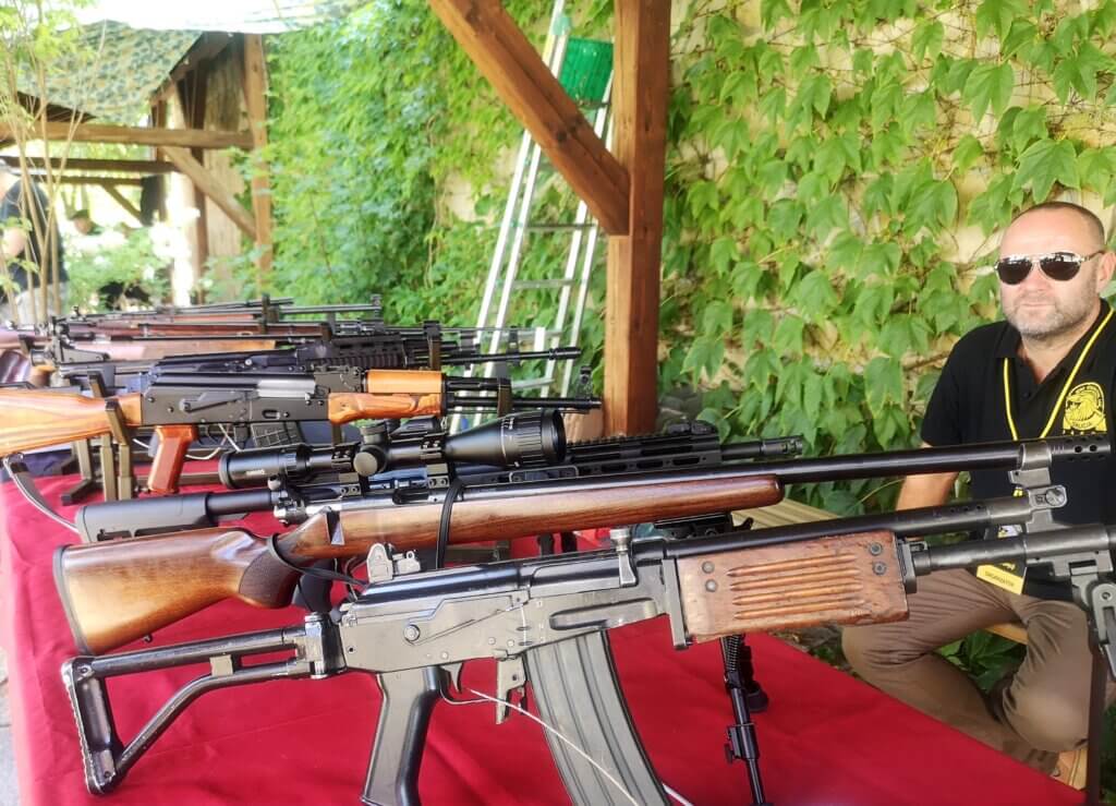 Karabiny i karabinki na stole w klubie strzeleckim LOK Galicia w Sanoku