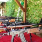 Karabiny i karabinki na stole w klubie strzeleckim LOK Galicia w Sanoku