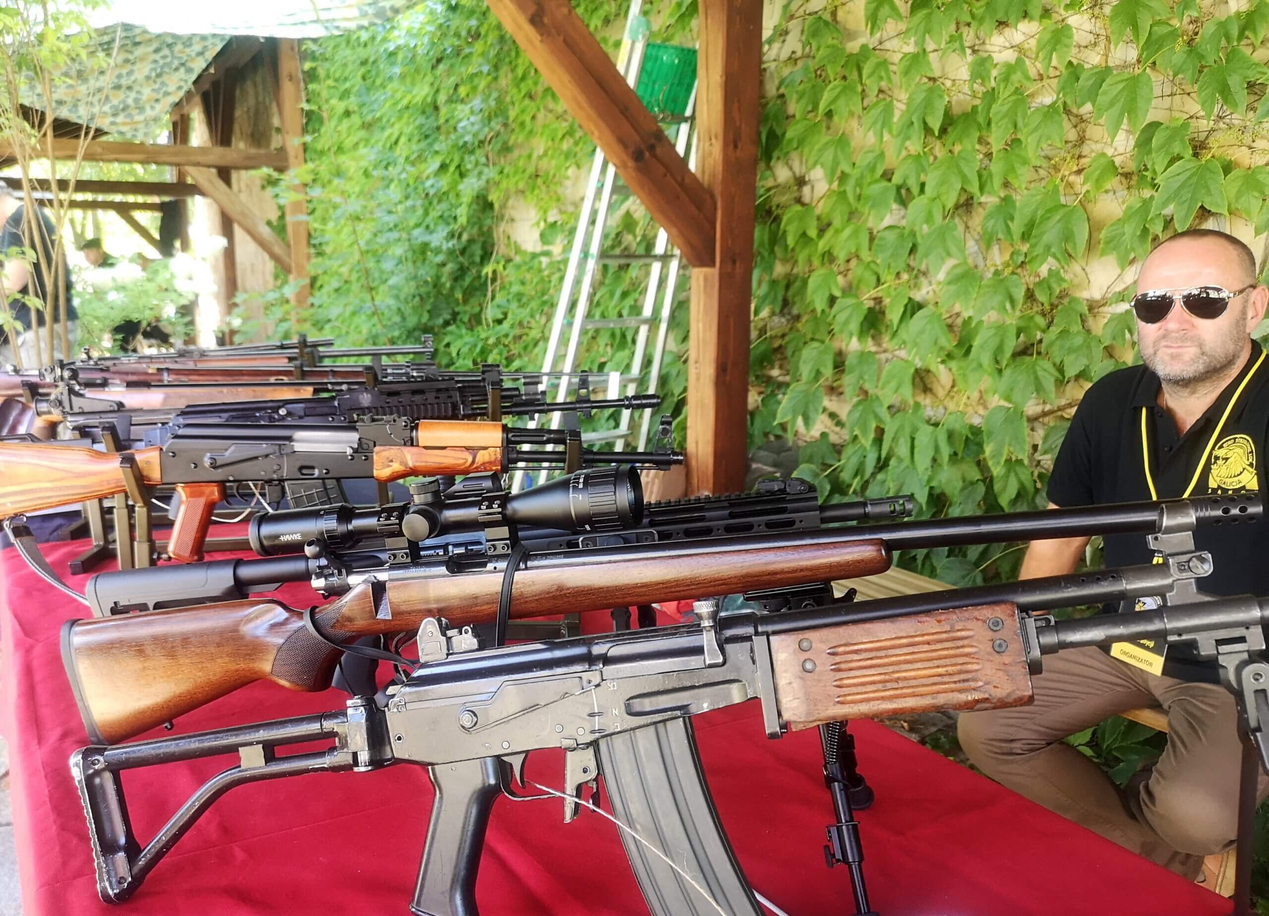 Karabiny i karabinki na stole w klubie strzeleckim LOK Galicia w Sanoku
