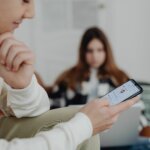 Młoda osoba korzystająca ze smartfona i mediów społecznościowych