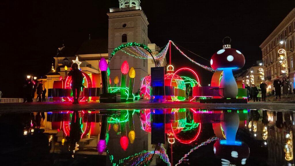 Kolorowa świąteczna iluminacja na placu Zamkowym w Warszawie w grudniu 2024 roku