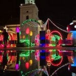 Kolorowa świąteczna iluminacja na placu Zamkowym w Warszawie w grudniu 2024 roku
