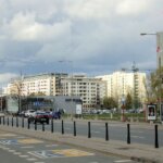 Niebiesko-żółte oznaczenie strefy Kiss and Ride K+R w Warszawie