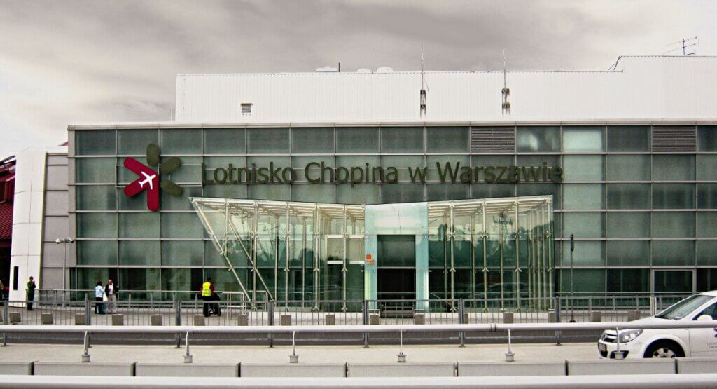 Budynek Lotniska Chopina w Warszawie z widocznym logo