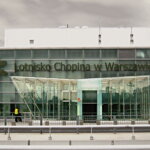 Budynek Lotniska Chopina w Warszawie z widocznym logo
