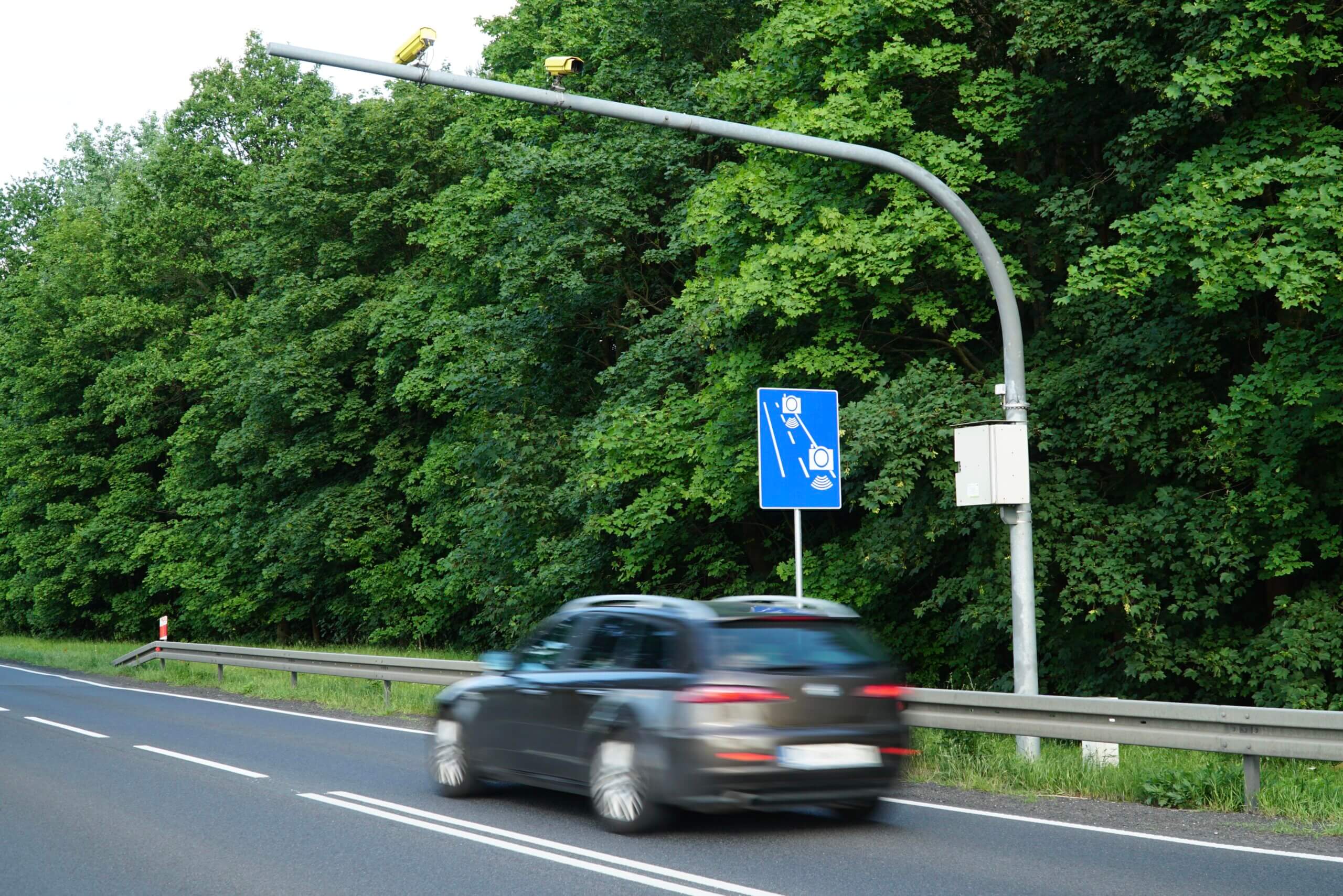 Znak D-51a i kamery odcinkowego pomiaru prędkości na drodze w Polsce