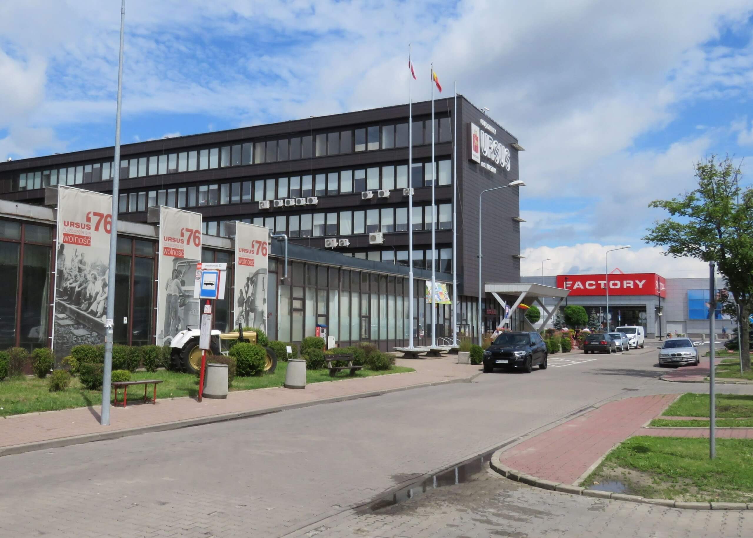 Plac Czerwca 1976 roku w Ursusie w rejonie Urzędu Dzielnicy