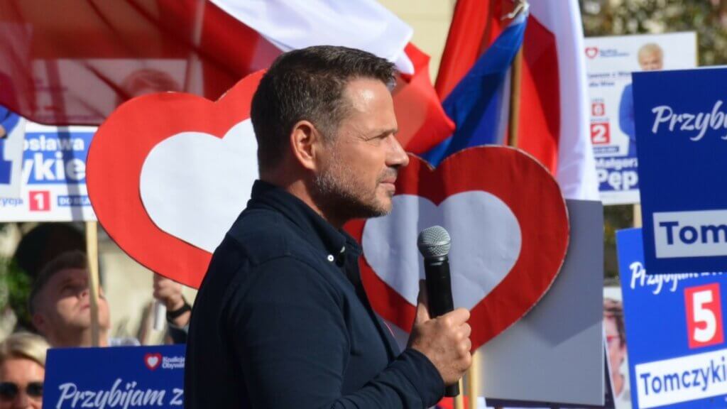 Rafał Trzaskowski przemawiający z mikrofonem podczas spotkania publicznego