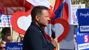 Rafał Trzaskowski przemawiający z mikrofonem podczas spotkania publicznego