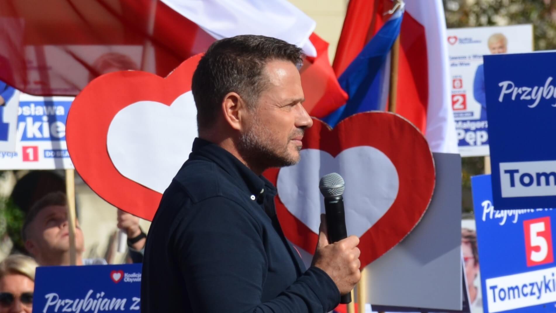 Rafał Trzaskowski przemawiający z mikrofonem podczas spotkania publicznego