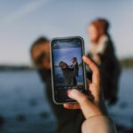 Rodzic fotografujący dziecko smartfonem – ilustracja problemu sharentingu