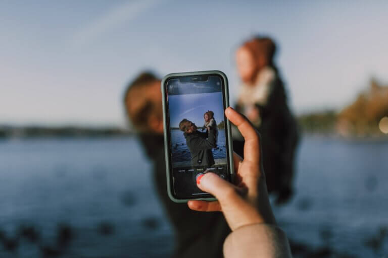 Rodzic fotografujący dziecko smartfonem – ilustracja problemu sharentingu