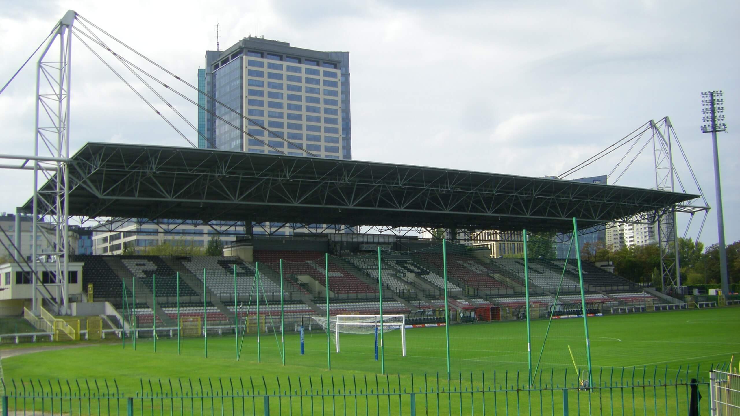 Główna trybuna stadionu Polonii Warszawa przy ulicy Konwiktorskiej
