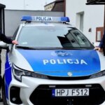 Dwie policjantki w mundurach przy oznakowanym radiowozie