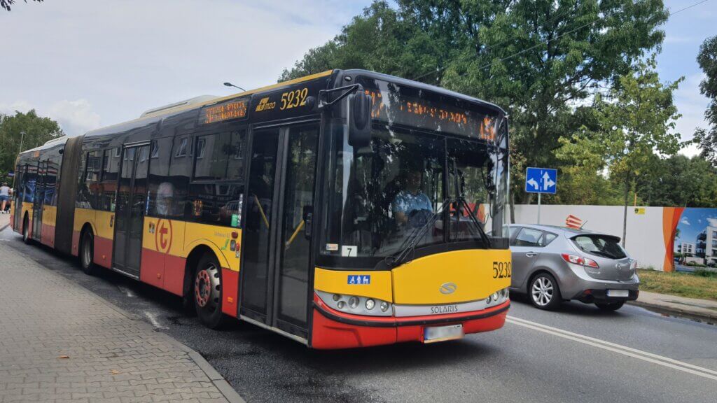 Autobus Warszawskiego Transportu Publicznego na ul. Dzieci Warszawy w Ursusie
