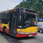 Autobus Warszawskiego Transportu Publicznego na ul. Dzieci Warszawy w Ursusie