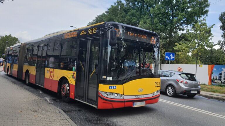 Autobus Warszawskiego Transportu Publicznego na ul. Dzieci Warszawy w Ursusie
