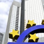 Symbol euro przed dawną siedzibą Europejskiego Banku Centralnego we Frankfurcie
