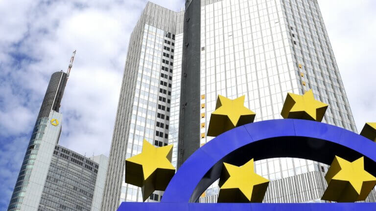 Symbol euro przed dawną siedzibą Europejskiego Banku Centralnego we Frankfurcie