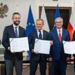 Donald Tusk, Władysław Kosiniak-Kamysz, Szymon Hołownia, Włodzimierz Czarzasty i Robert Biedroń po podpisaniu umowy koalicyjnej