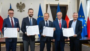 Donald Tusk, Władysław Kosiniak-Kamysz, Szymon Hołownia, Włodzimierz Czarzasty i Robert Biedroń po podpisaniu umowy koalicyjnej