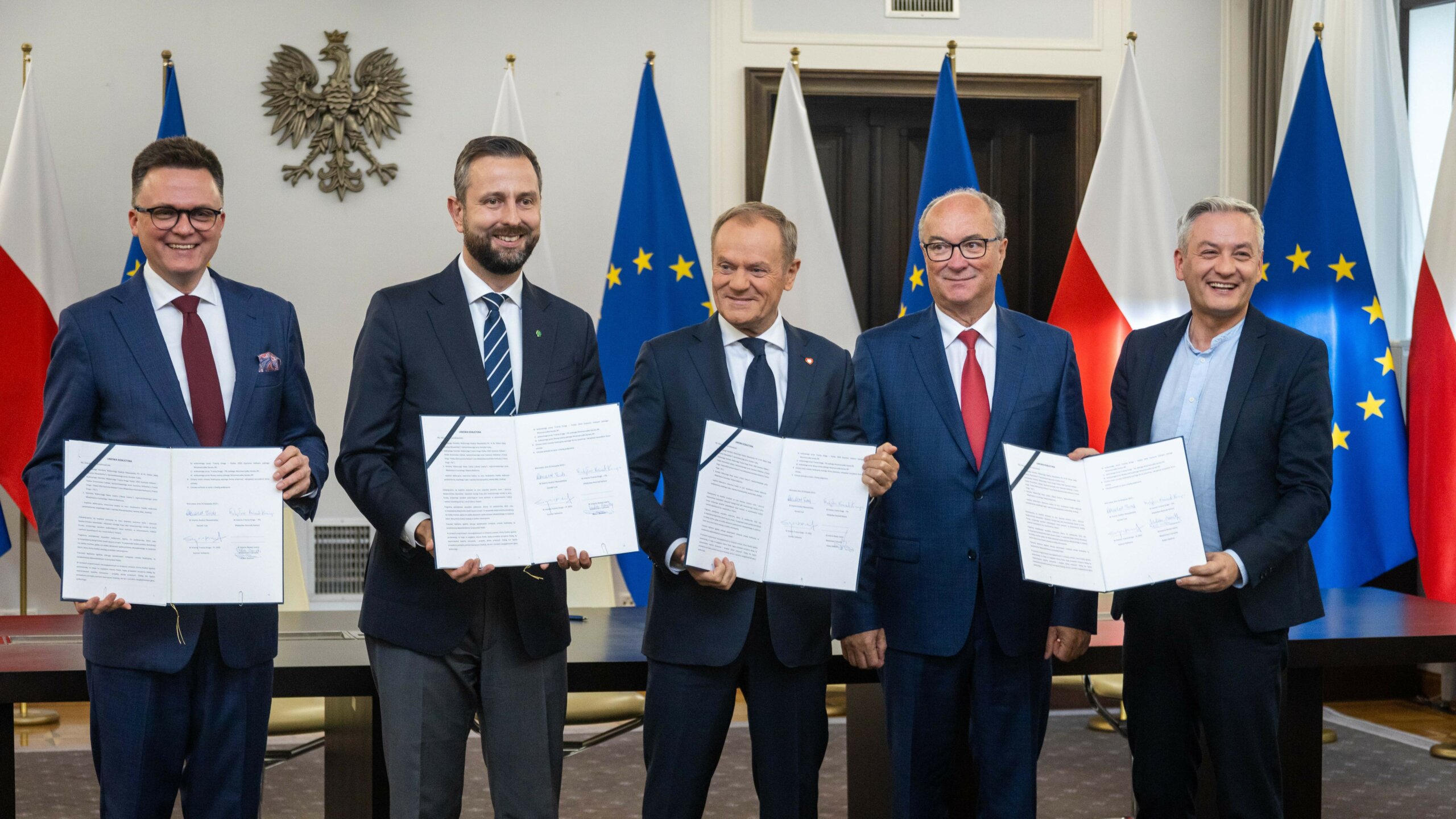 Donald Tusk, Władysław Kosiniak-Kamysz, Szymon Hołownia, Włodzimierz Czarzasty i Robert Biedroń po podpisaniu umowy koalicyjnej