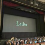 Ekran z tytułem filmu Lalka i orkiestra w Sali Moniuszki Teatru Wielkiego w Warszawie