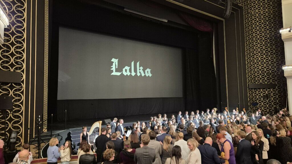 Chopin University Chamber Orchestra i publiczność po specjalnym pokazie filmu Lalka w Teatrze Wielkim
