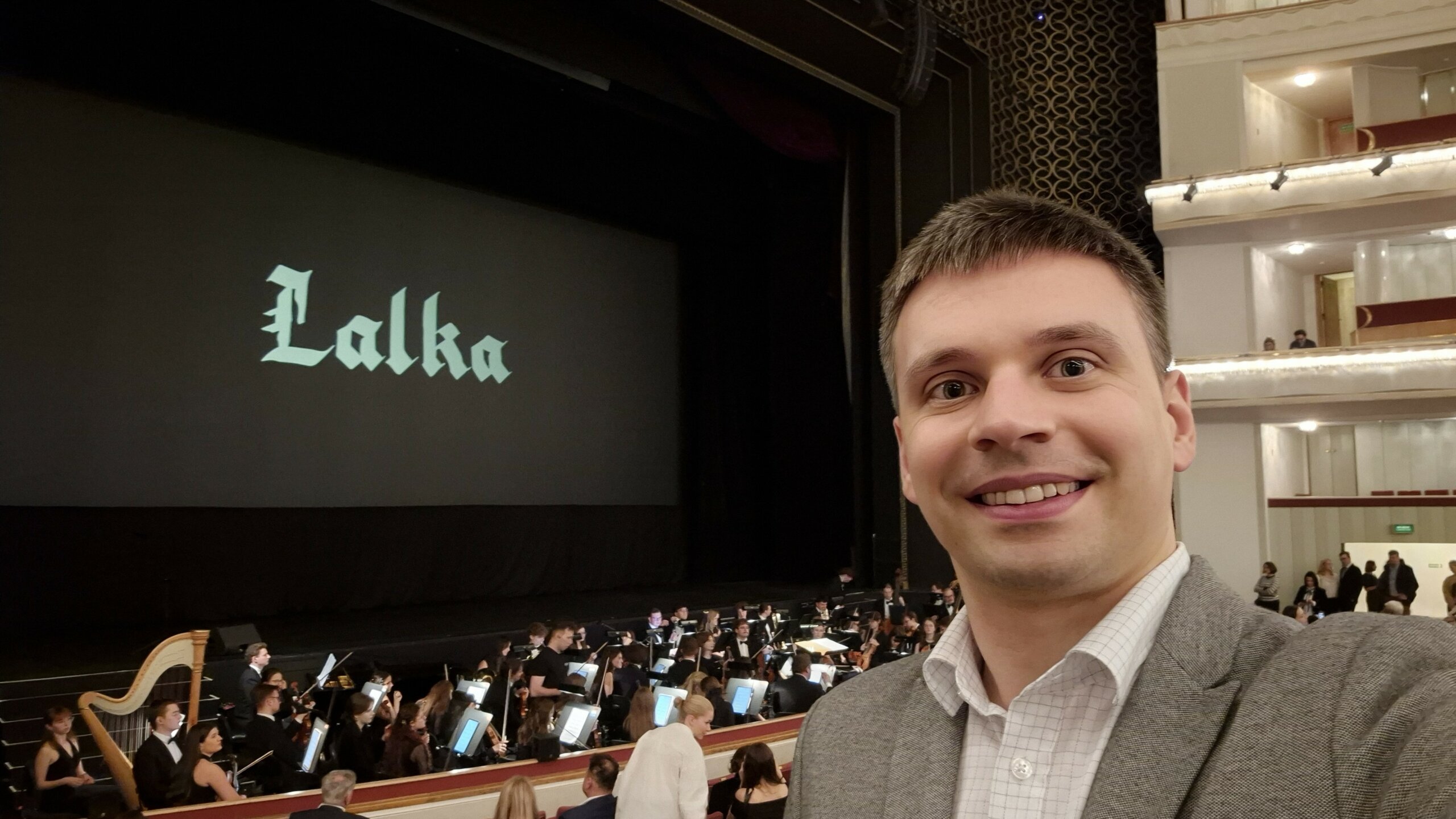 Łukasz Ptak podczas specjalnego pokazu filmu Lalka z muzyką na żywo w Teatrze Wielkim