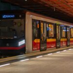 Pociąg Škoda Varsovia linii M2 na stacji metra Ulrychów w Warszawie